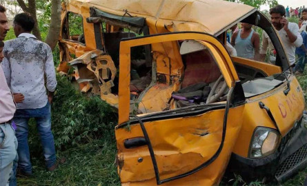 mueren 13 niños en choque entre un autobús escolar y un tren en India 