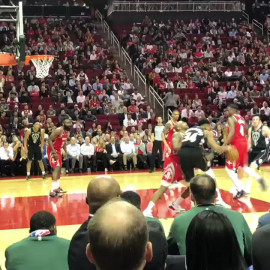 El balonazo que se llevó James Harden en la NBA