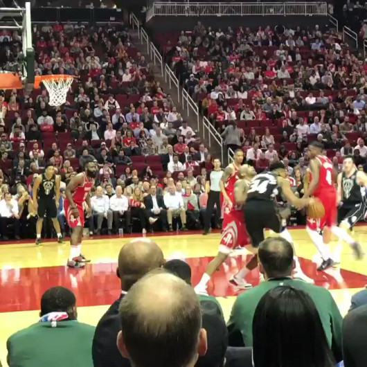 El balonazo que se llevó James Harden en la NBA