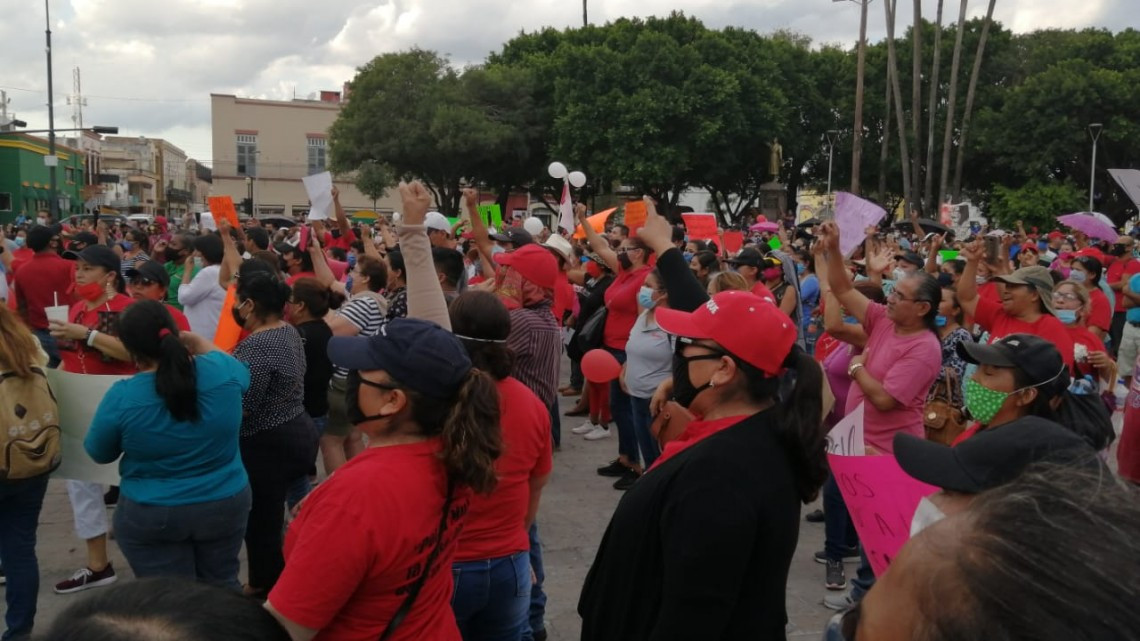 Obreros se manifiestan en la Plaza principal de Matamoros