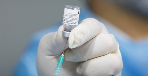 Afirma Pfizer que su vacuna parece eficaz contra nuevas variantes de COVID-19