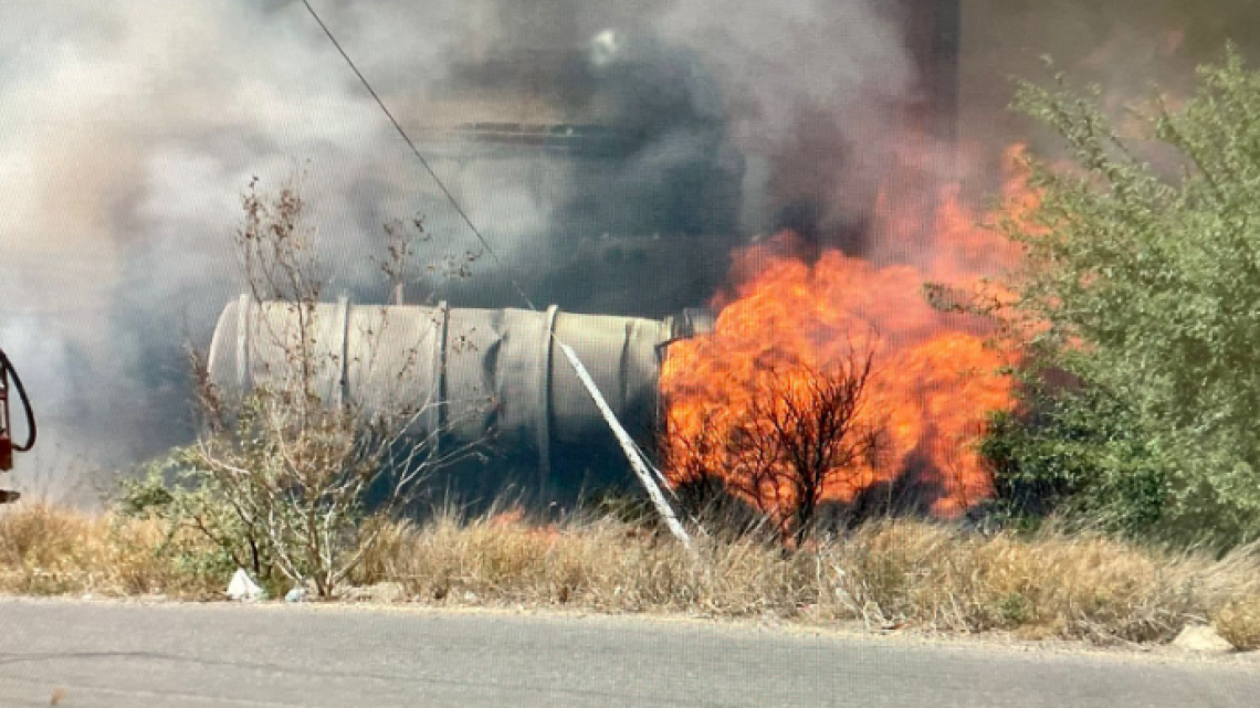 Explota pipa tras intentarle ganar el paso al tren 