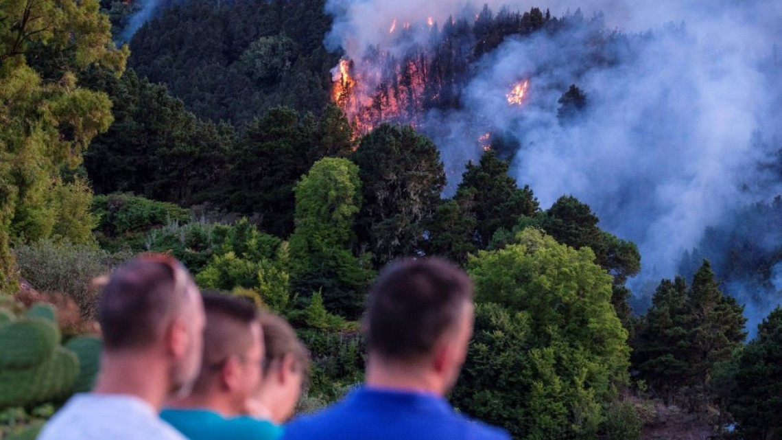 Evacuan 8.000 personas en el fuego "sin control" de Gran Canaria 
