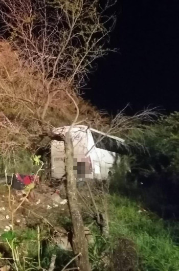 Guardia Estatal auxilia a pasajeros lesionados tras volcadura de autobús