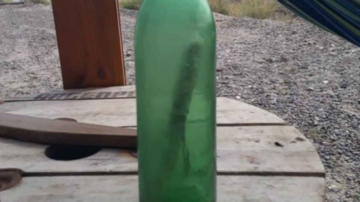 Chica encuentra botella con mensaje en el mar