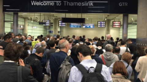 Apagón masivo en Reino Unido deja casi un millón de personas afectadas