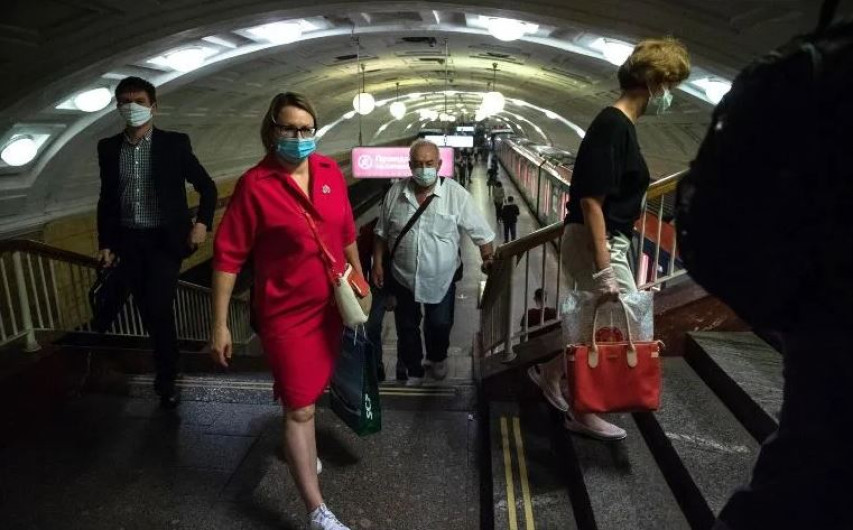 Suman más de 500 mil casos de covid-19 en Rusia