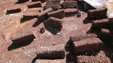 Buscan a joven que convirtió sargazo en ladrillos de construcción