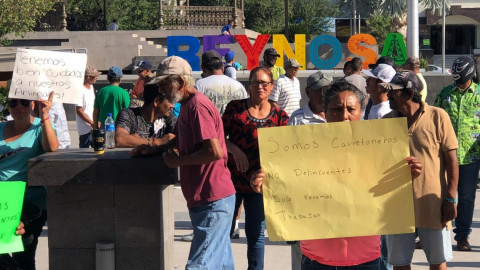 Carretoneros se manifiestan frente a la Presidencia Municipal