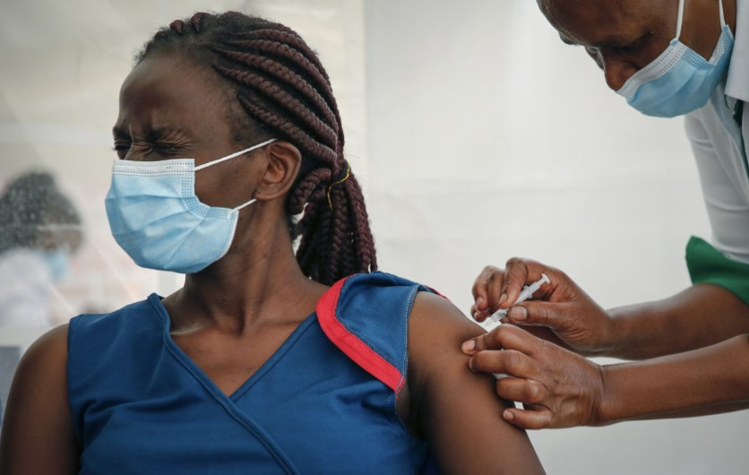 En Uganda, cientos de personas recibieron vacunas falsas contra el COVID-19