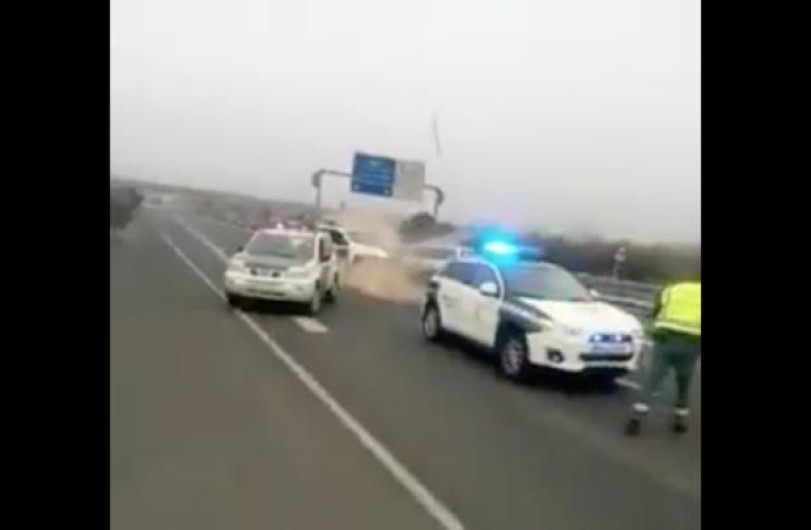 Maneja 40 kilómetros en contra y choca contra la Guardia Civil