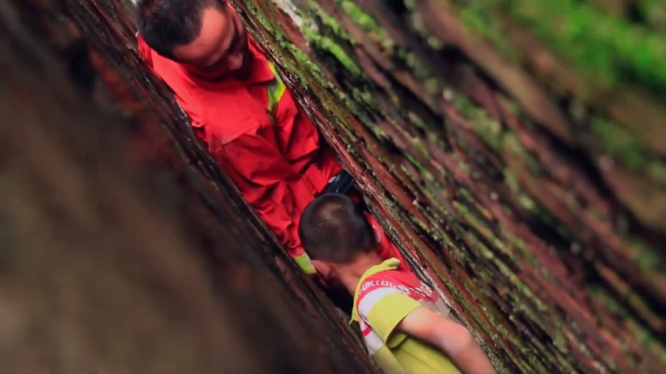 Rescatan en China a niño atrapado entre dos paredes 