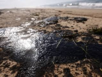 Derrame de petróleo en California es considerado catástrofe medioambiental