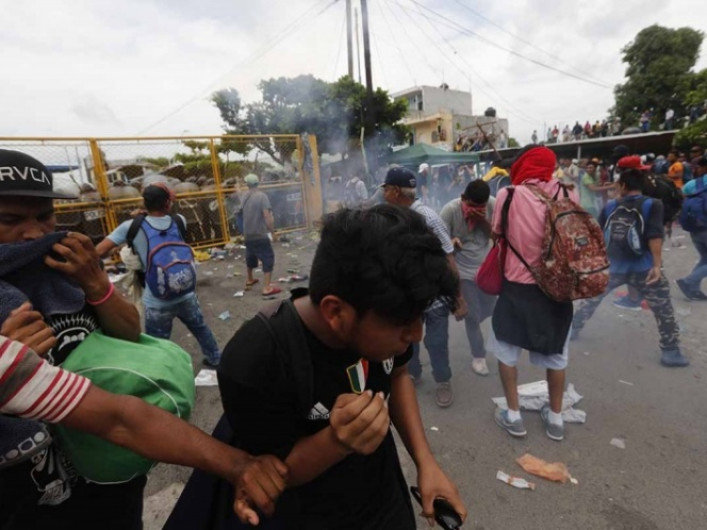 10 heridos tras disputa entre migrantes y policías en Guatemala