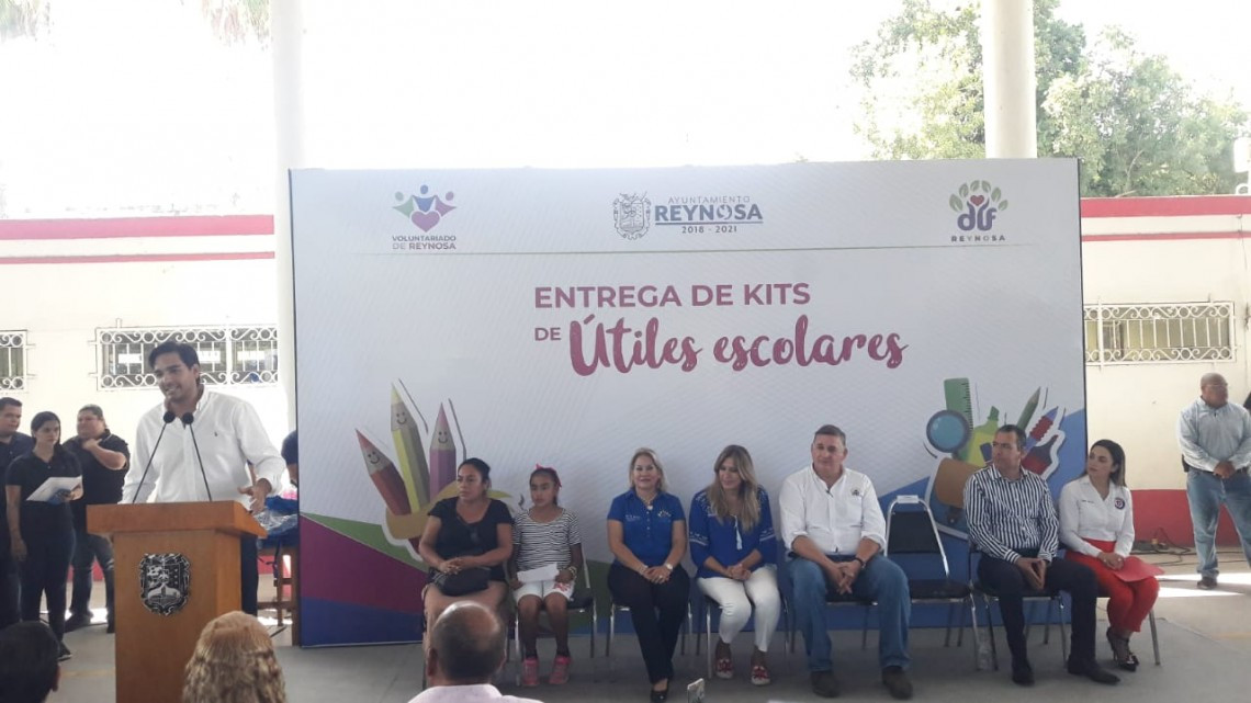 Entrega Reto Útil 1500 kits de artículos escolares 