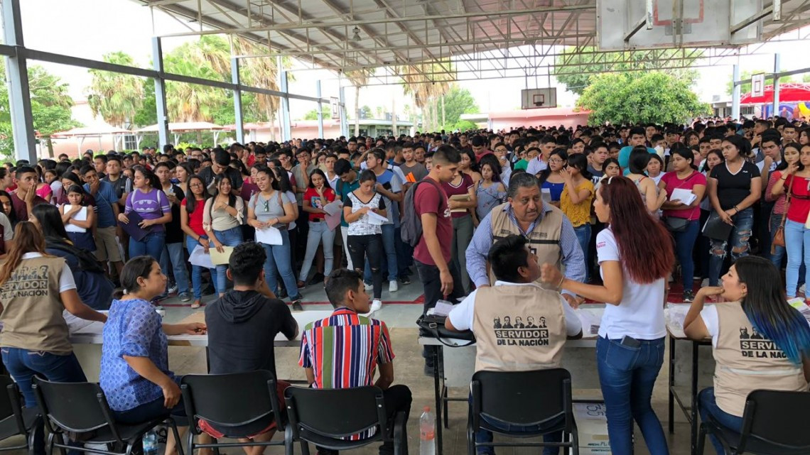 Acuden estudiantes al cobro de becas “Benito Juárez” 