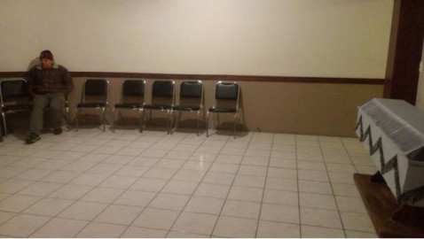 Conmueve solidaridad a hombre que velaba solo a su esposa