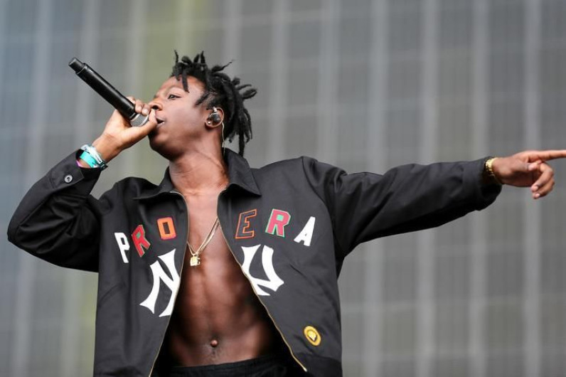 Rapero siente consecuencias de mirar eclipse sin protección 