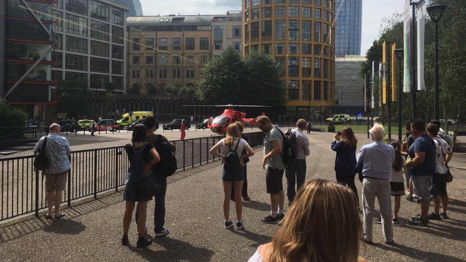 Joven lanza a niño desde décimo piso de un museo de Londres