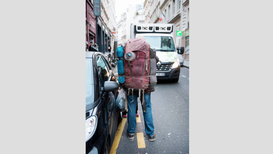 Evacúan a un millar de inmigrantes de campamentos ilegales en París