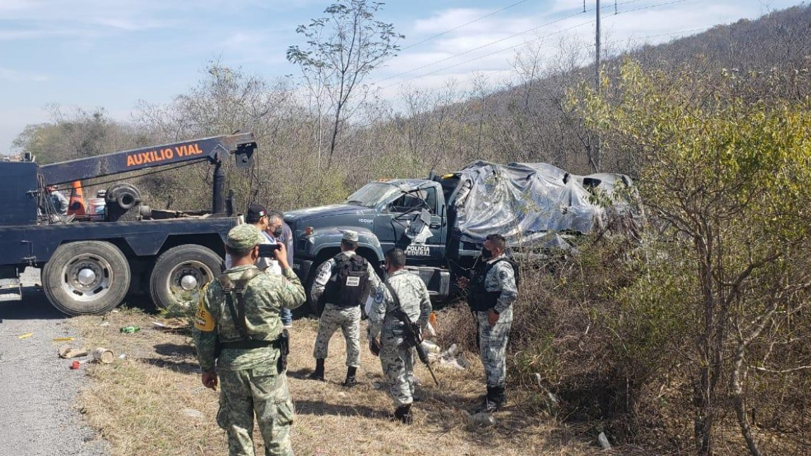 Vuelca camión de la Guardia Nacional; 3 elementos resultan heridos 