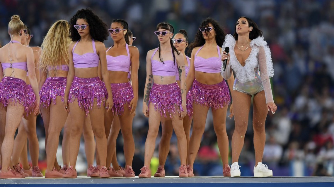 Dua Lipa deslumbra con su show en la Champions