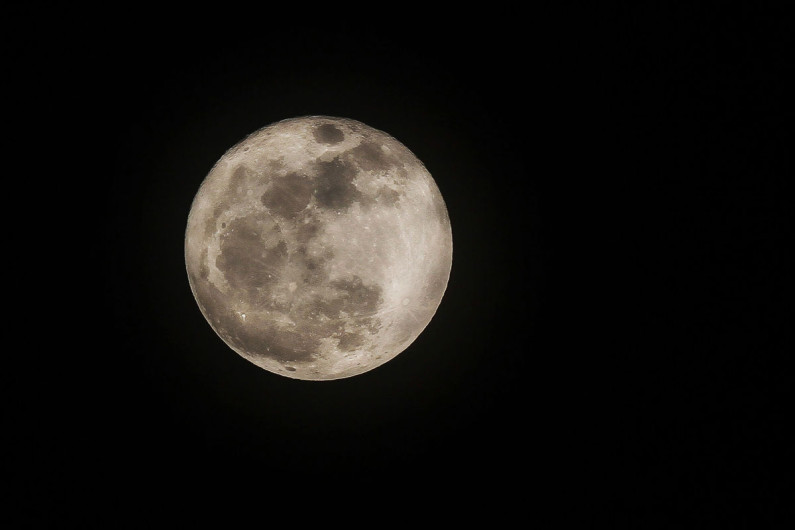 En espera de la verdadera súper Luna, el 1 de enero