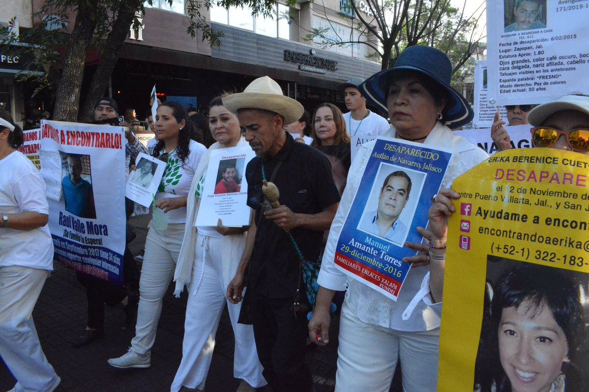 Rubén Albarrán canta en marcha por estudiantes de Jalisco
