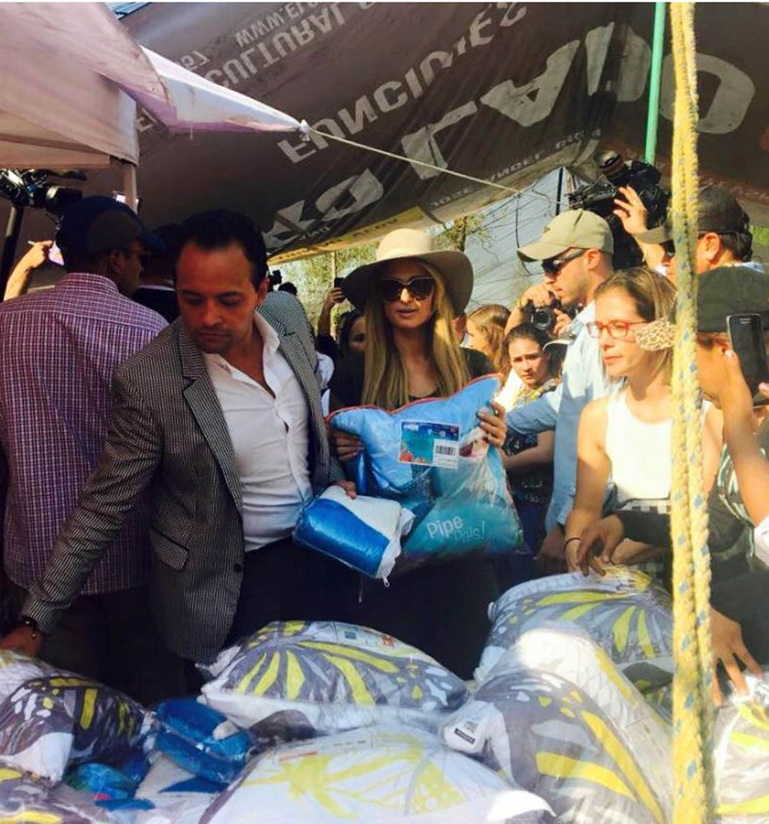 Paris Hilton visita damnificados en Xochimilco