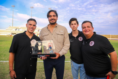 Reconocen Carlos Peña y Club de Futbol Reynosa a deportista Xavi Báez