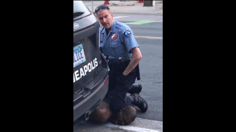 Liberan a expolicía Derek Cauvin, acusado de matar a George Floyd