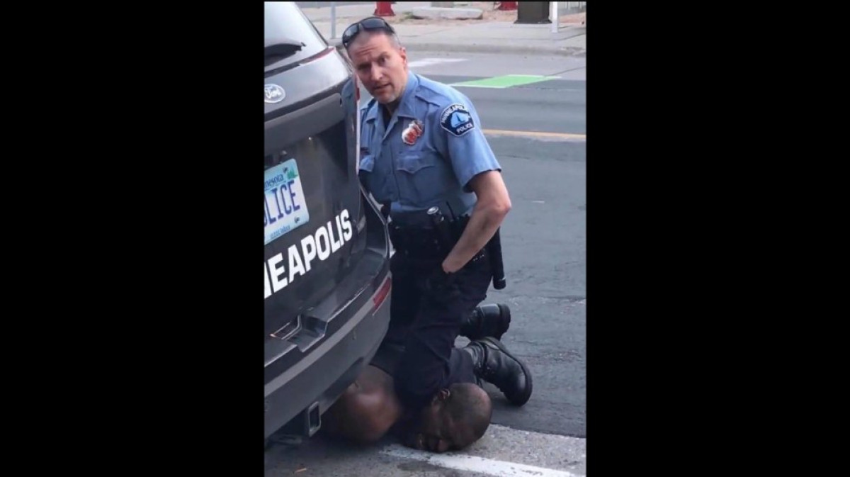 Liberan a expolicía Derek Cauvin, acusado de matar a George Floyd