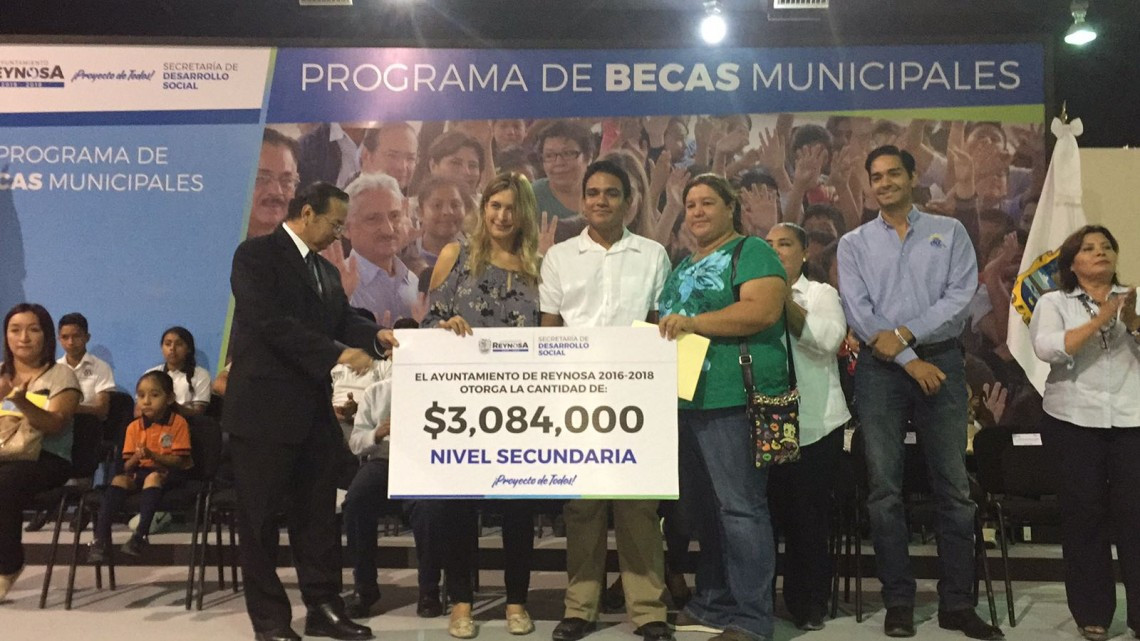 Encabeza Maki Ortiz entrega de 7 mil becas municipales   