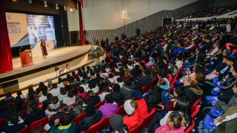 Dedica municipio marzo a la mujer