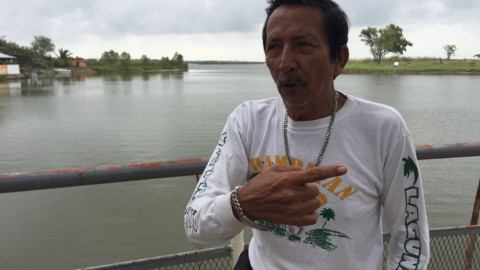 Flotan manchas de petróleo y se esparcen en Playa Tesoro