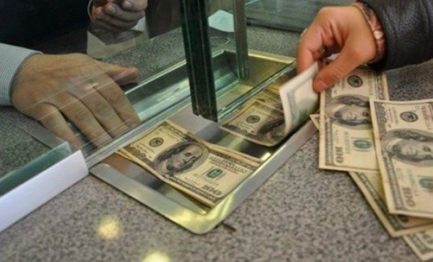 Dólar se vende en 19.48 pesos en el AICM