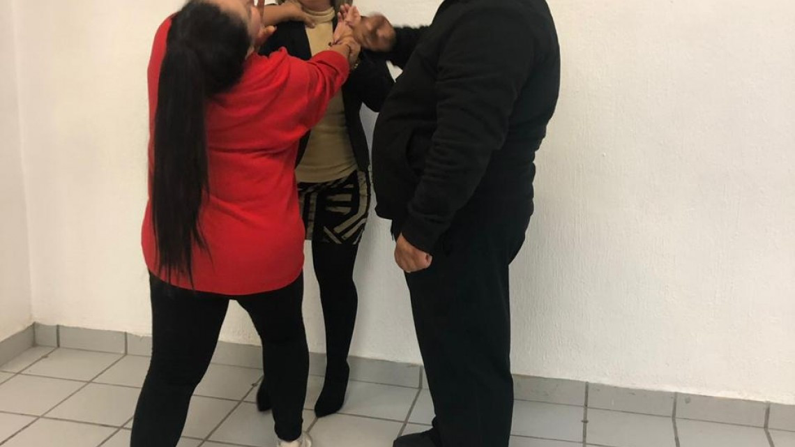 Imparten taller de defensa personal a mujeres