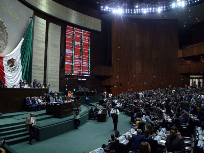 Avalan diputados reforma para que nadie gane más que el presidente