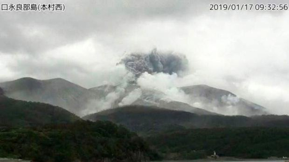 Volcán en la isla japonesa de Satsumaio hace erupción