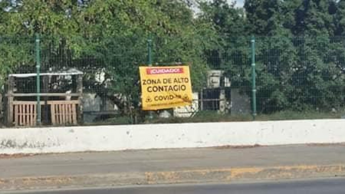 Cuelgan mantas que advierten sobre peligro por Covid-19