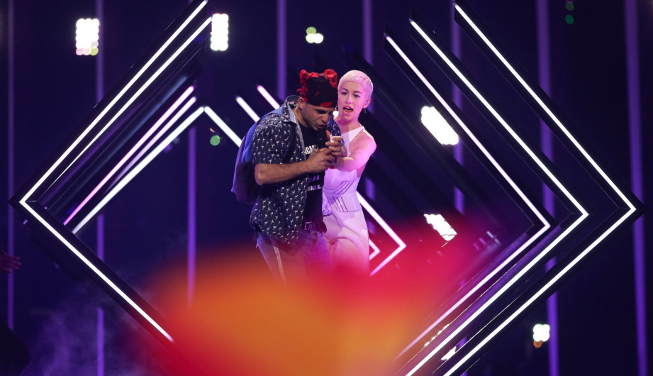 Salta un espontáneo al escenario de  Eurovision