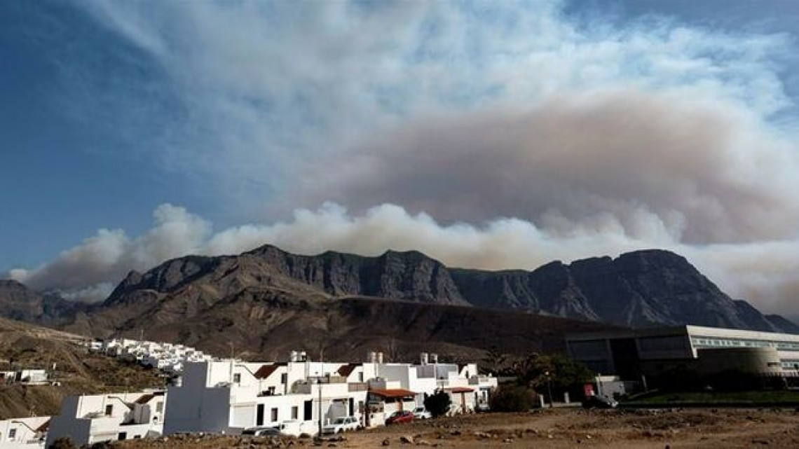 Evacuan 8.000 personas en el fuego "sin control" de Gran Canaria 