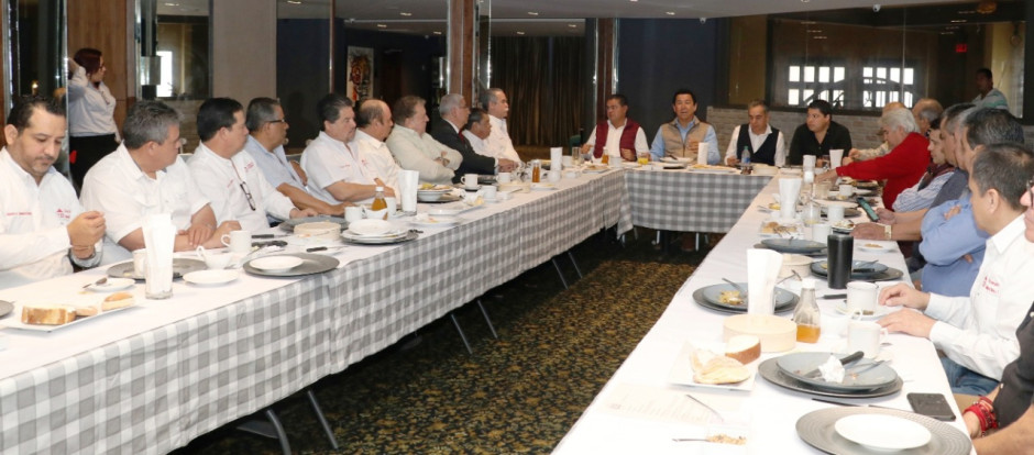 Sumarán esfuerzos alcalde empresarios en gestión de un Centro de Convenciones 