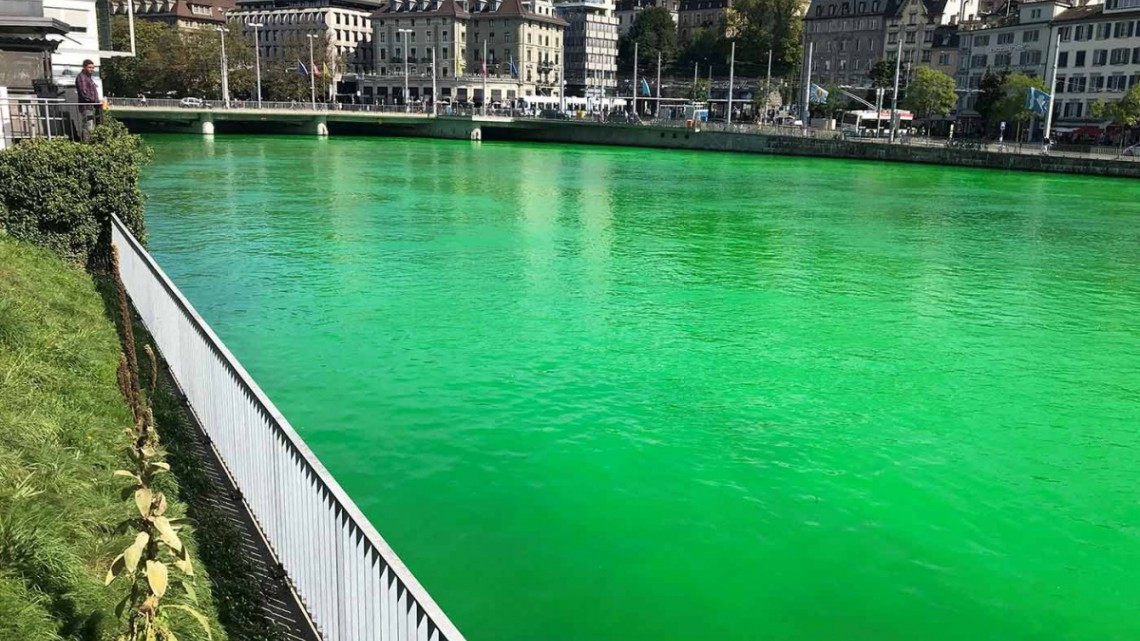 Activistas tiñen de verde el agua del río Limago