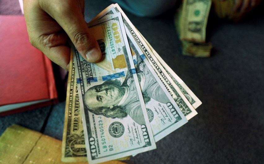 Dólar cotiza a la venta en 20.30 pesos en el AICM