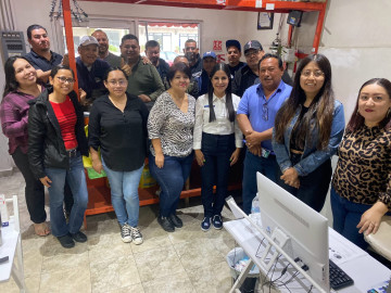 Saluda Lety Salazar a padres de familia de la escuela modelo