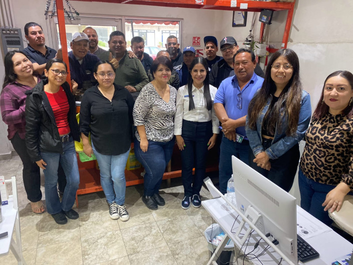 Saluda Lety Salazar a padres de familia de la escuela modelo