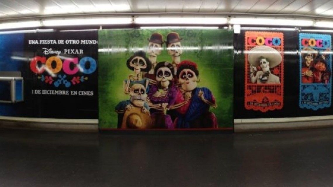 El metro de Madrid es tapizado con imágenes de “Coco”