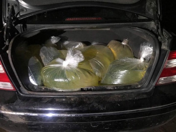 Ahora transportan gasolina en ¡bolsas de plástico!