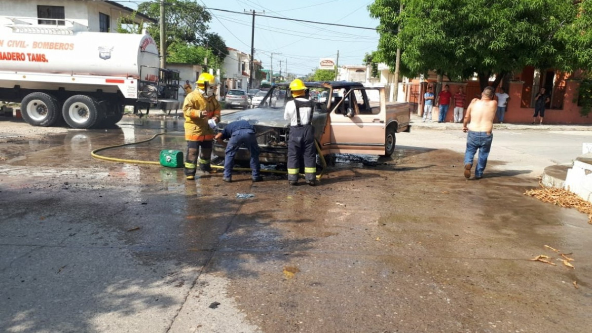 Se incendia camioneta por corto circuito